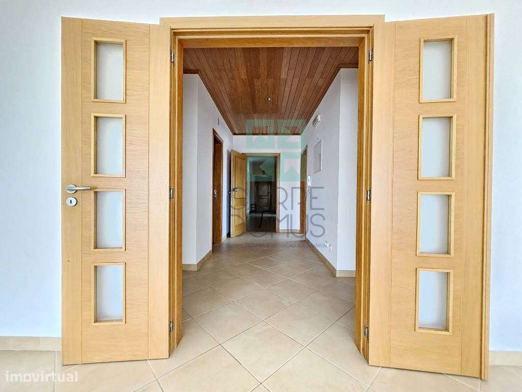 Espaçoso apartamento T3, com parqueamento, junto centro de Loulé, A...-7