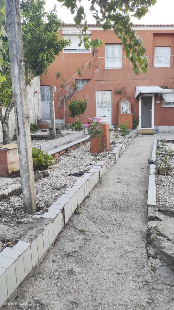 Moradia T5 Isolada com Jardim e Varanda-22