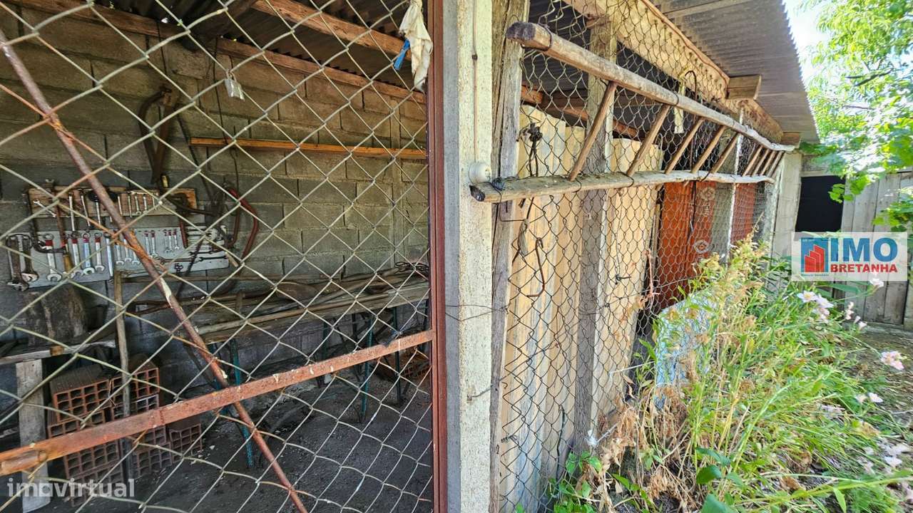 Garagem com terreno e anexos na Lousa-14