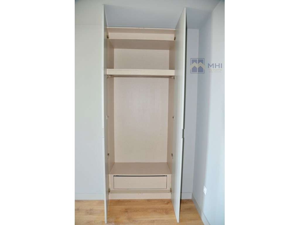 T0 +1 Novo com Varanda e Garagem e excelentes vista à Rua do Bonjar...-23
