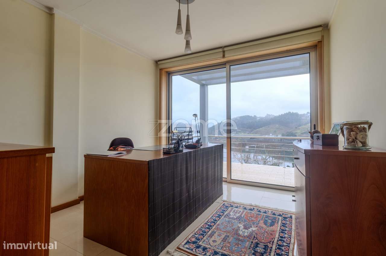 Moradia T3 | 3 Suítes e Piscina com Vista Rio-7