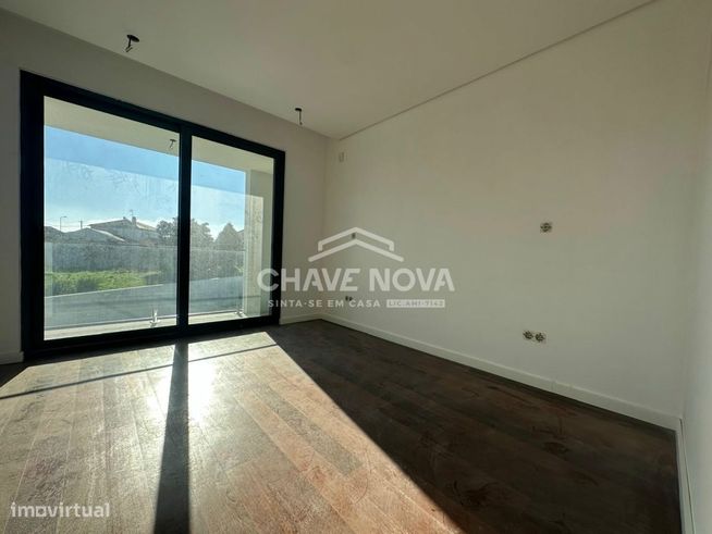 Moradia V4 Geminada com Piscina em Espinho-9