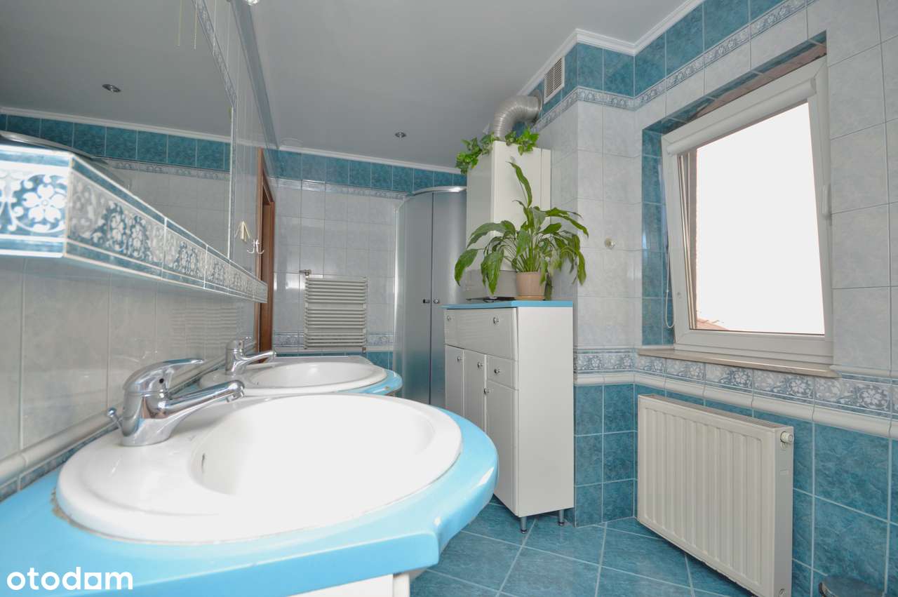 Budynek usługowo-mieszkalny przy głównej drodze krajowej nr 44-7