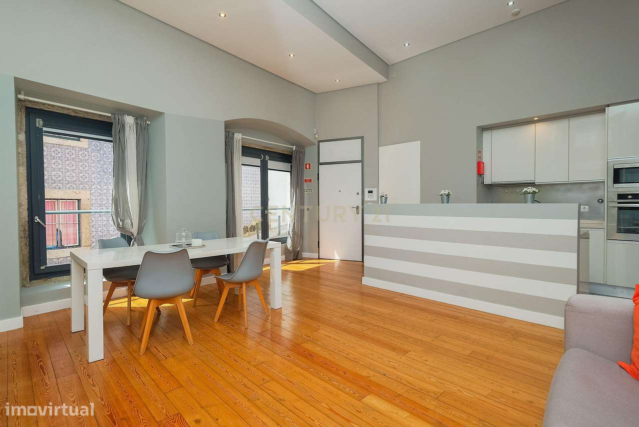 T1 único com pé direito alto + mezzanine | 81,56m² | Bairro Alto | Pot-9