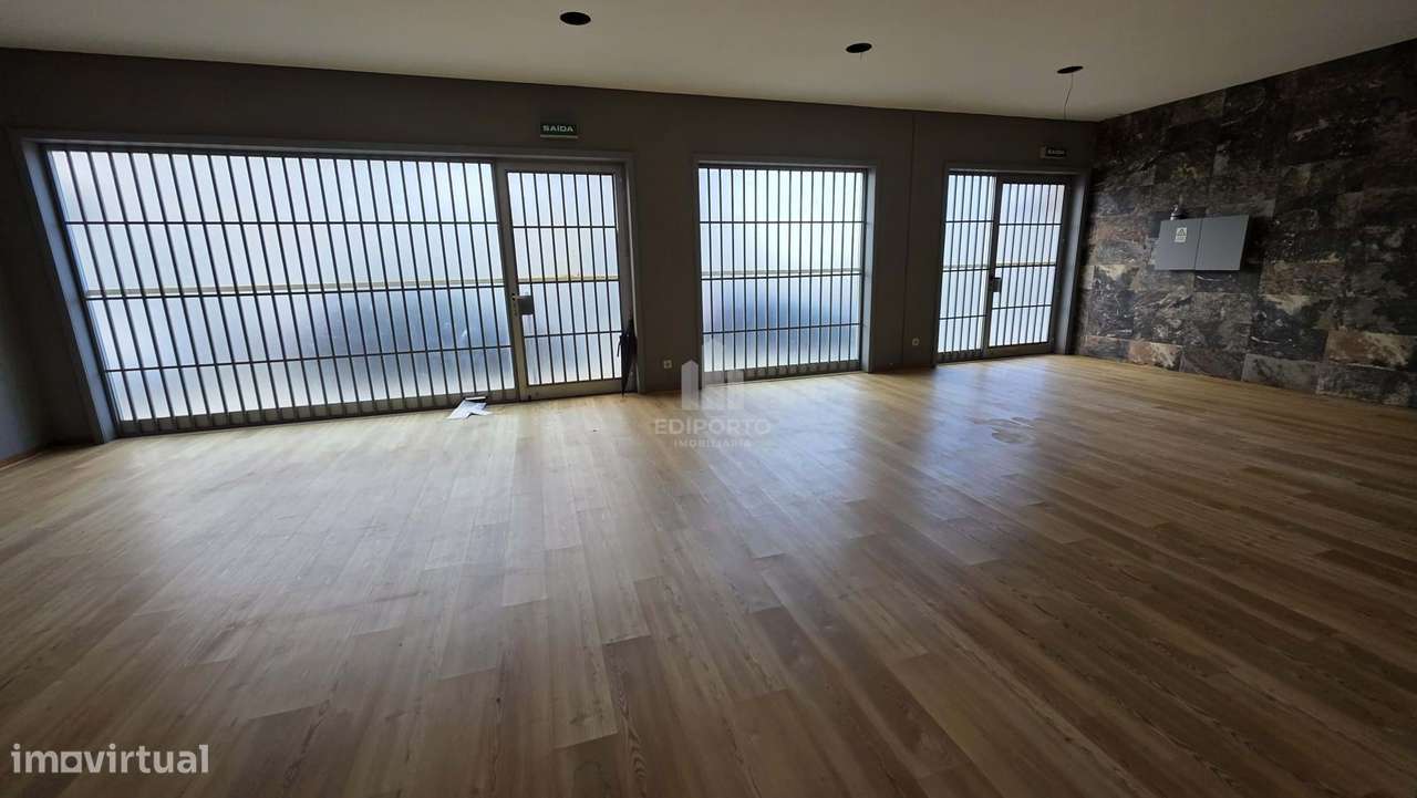 Loja com 103m2 com uma frente muito luminosa a 300m do metro na  Senho-3