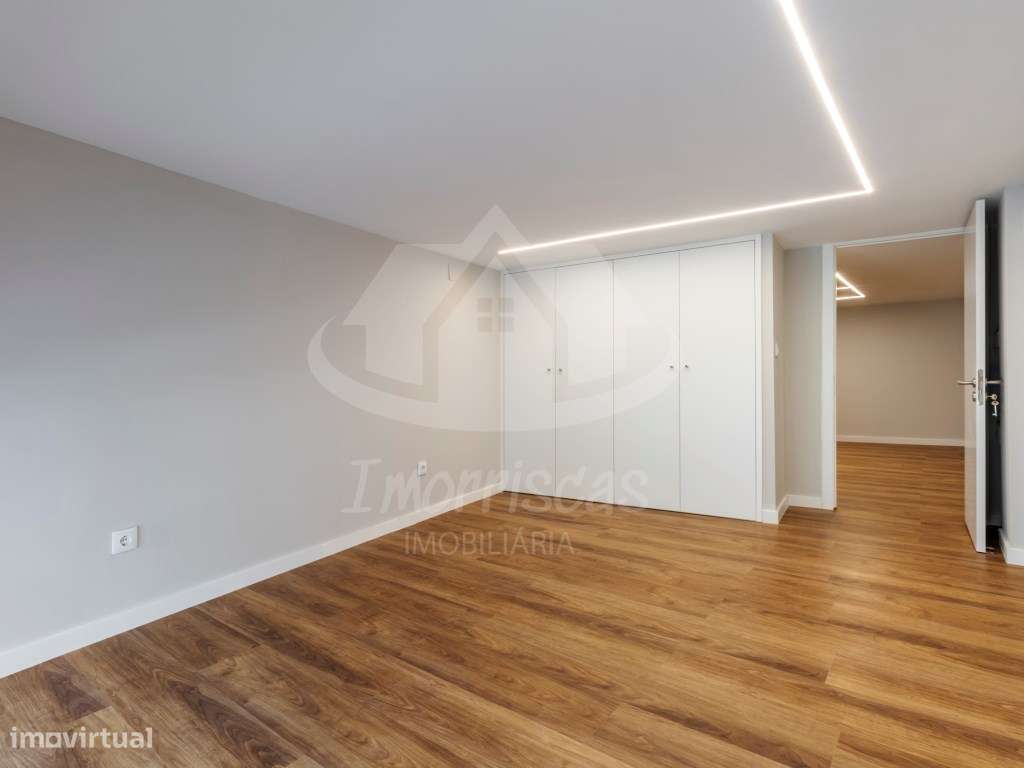 T3 Duplex Remodelado com Entrada Independente no Centro de Sacavém-33