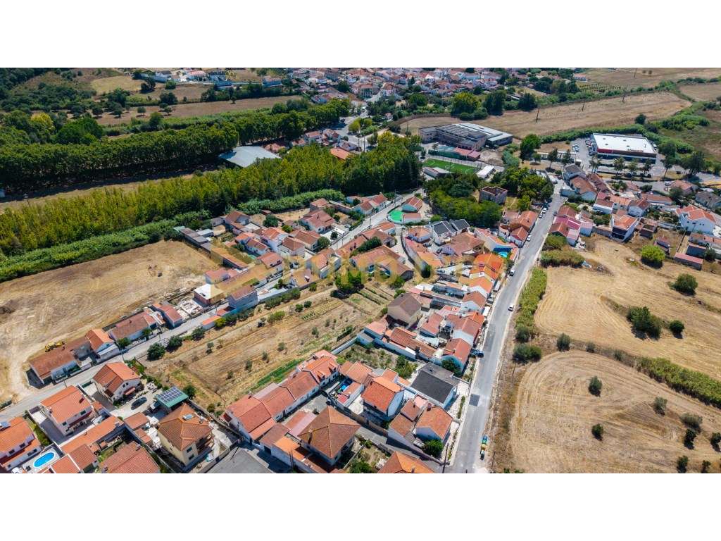 Quinta com 3 moradias e 3 garagens em Abrigada-31