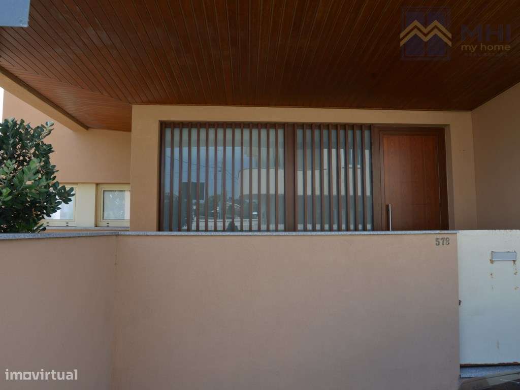 Excelente moradia Bifamiliar T3, a 100 metros da praia em Canidelo-7