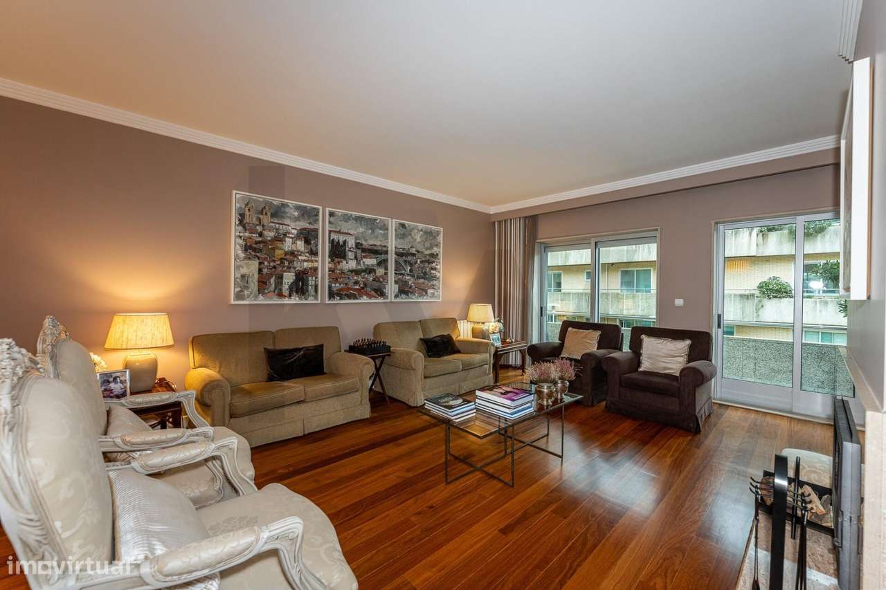 Excelente T5  em Condominio Fechado a Marechal Gomes da Costa, Porto-17