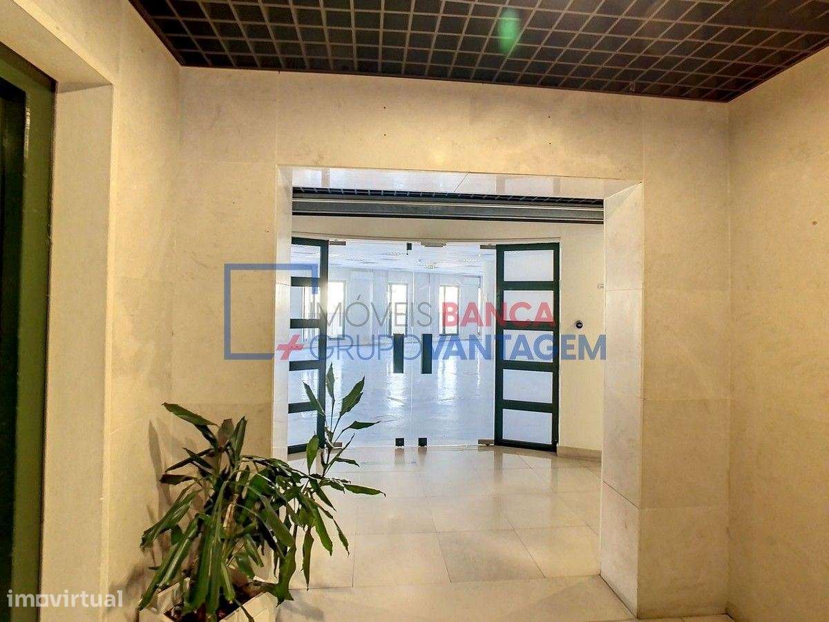 Escritório com 153m2 na Av. Columbano Bordalo Pinheiro - Grande imagem: 3/20