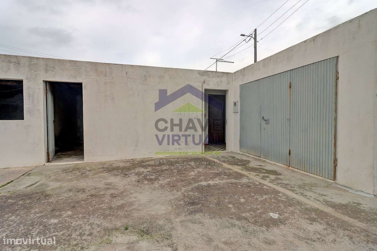 Moradia V3 com Terreno Urbano e Garagem - Seixal, Lourinhã-32