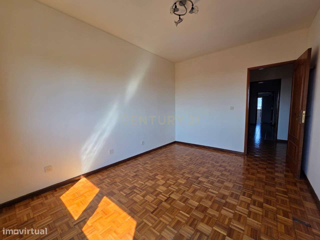 APARTAMENTO T2 | VARANDA | LUGAR DE GARAGEM | ARRUMOS | ELEVADOR | GON-17