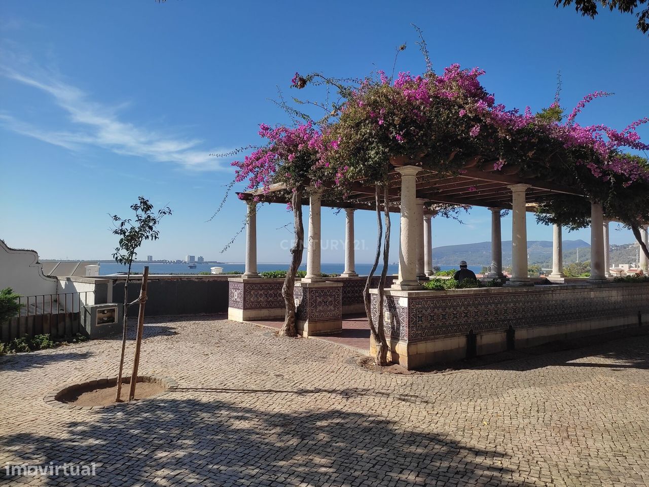 Prédio a reconstruir em zona emblemática da cidade, projeto para 1 hab