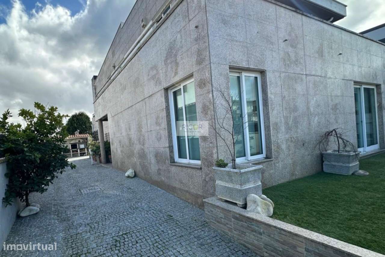 Moradia T4 de 4 frentes com 3 suites na cidade da Maia - Grande imagem: 4/36