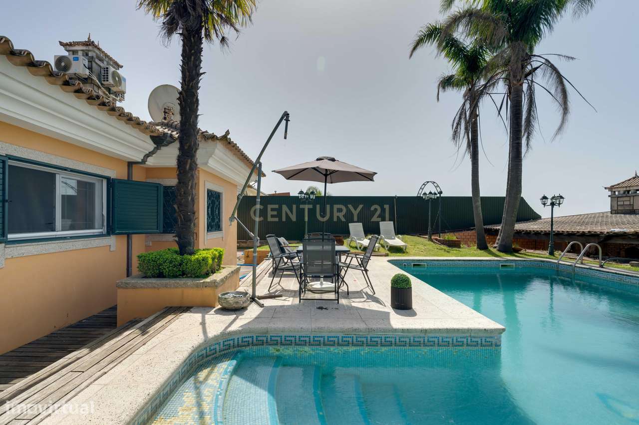 Encantadora Moradia de 4 Frentes-8