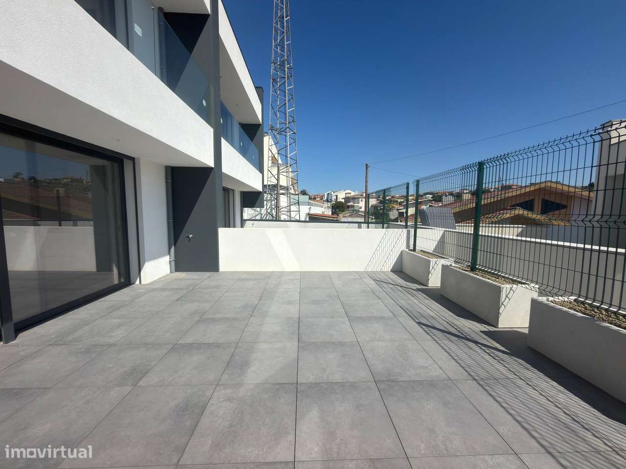 Moradia em Banda V3 Nova c/ Terraço na Madalena-34