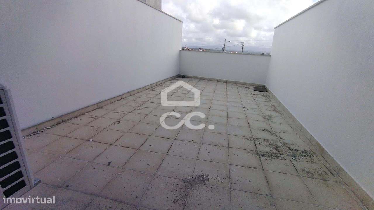 Apartamento tipo T-1+1 com terraço no centro de Pataias!-4