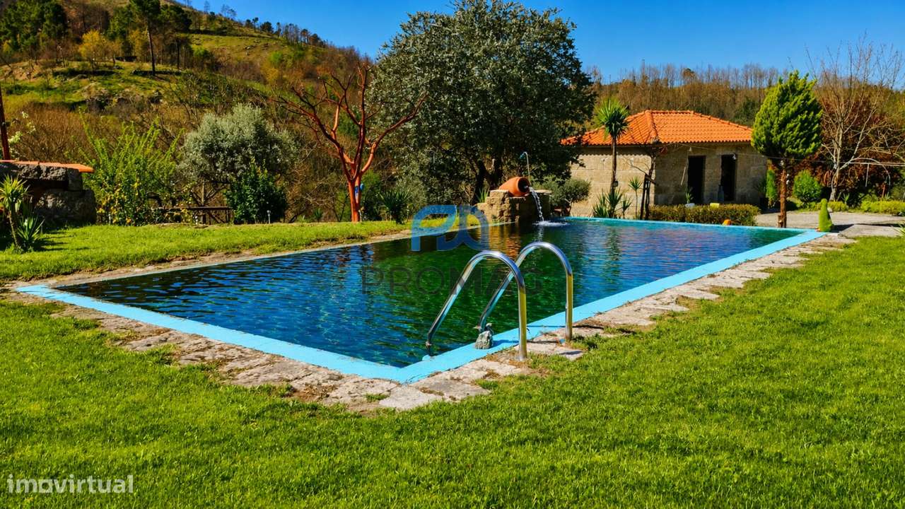 Quinta com 3 artigos urbanos, piscina e 9,4 ha em Resende-57