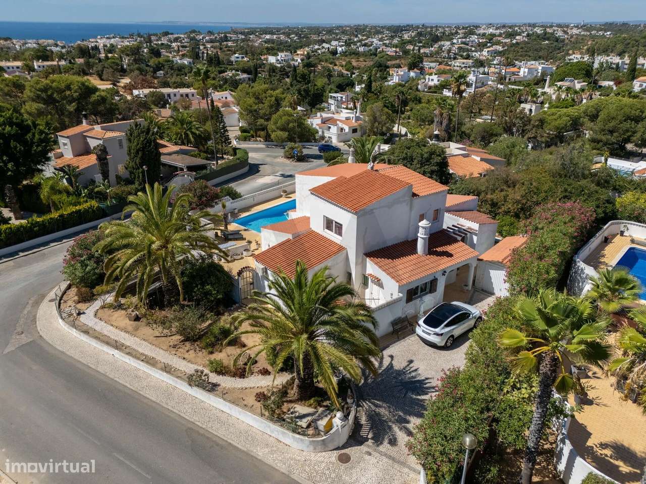 Carvoeiro · T5  · Piscina · Luz a sul · Vista azul de mar · 1,3 km da - Grande imagem: 4/44