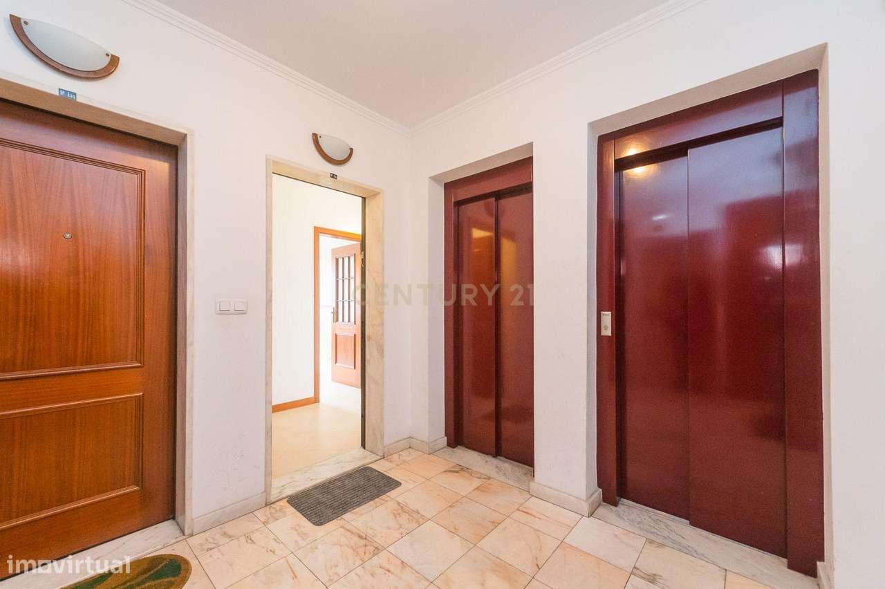 Excelente apartamento T2 com parqueamento em Rio de Mouro-1