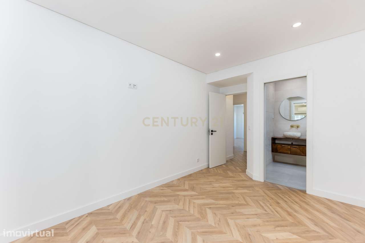 Apartamento T3 Totalmente Remodelado – Cova da Piedade, Almada-42