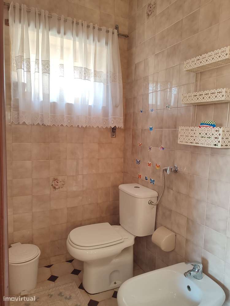Moradia térrea com 4 frentes, garagem, anexos, jardim e bons acessos-20