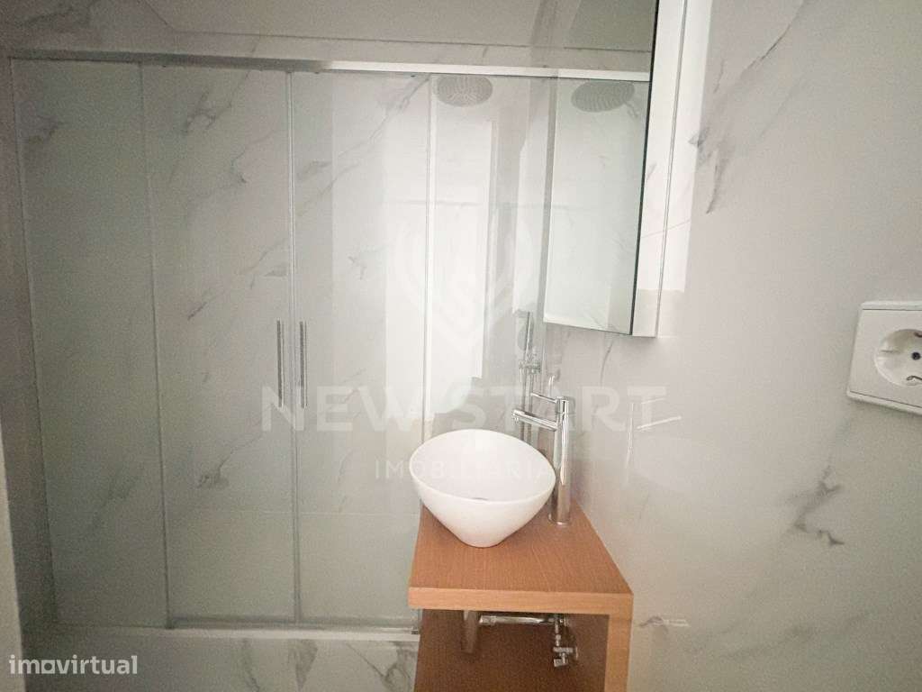 Apartamento T2 Moderno com Varanda e Piscinas no Condomínio Del Mar...-6