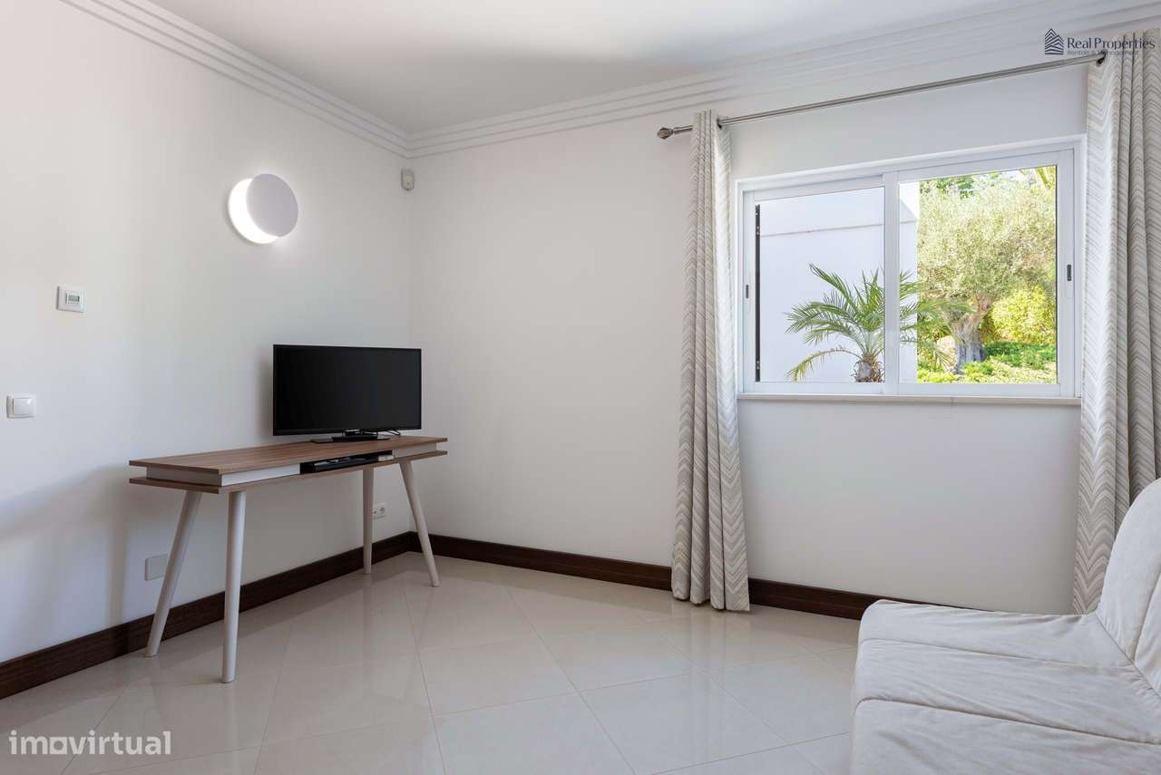 Moradia Térrea T4 Isolada em Albufeira – Um Refúgio de Luz, Conforto e-23