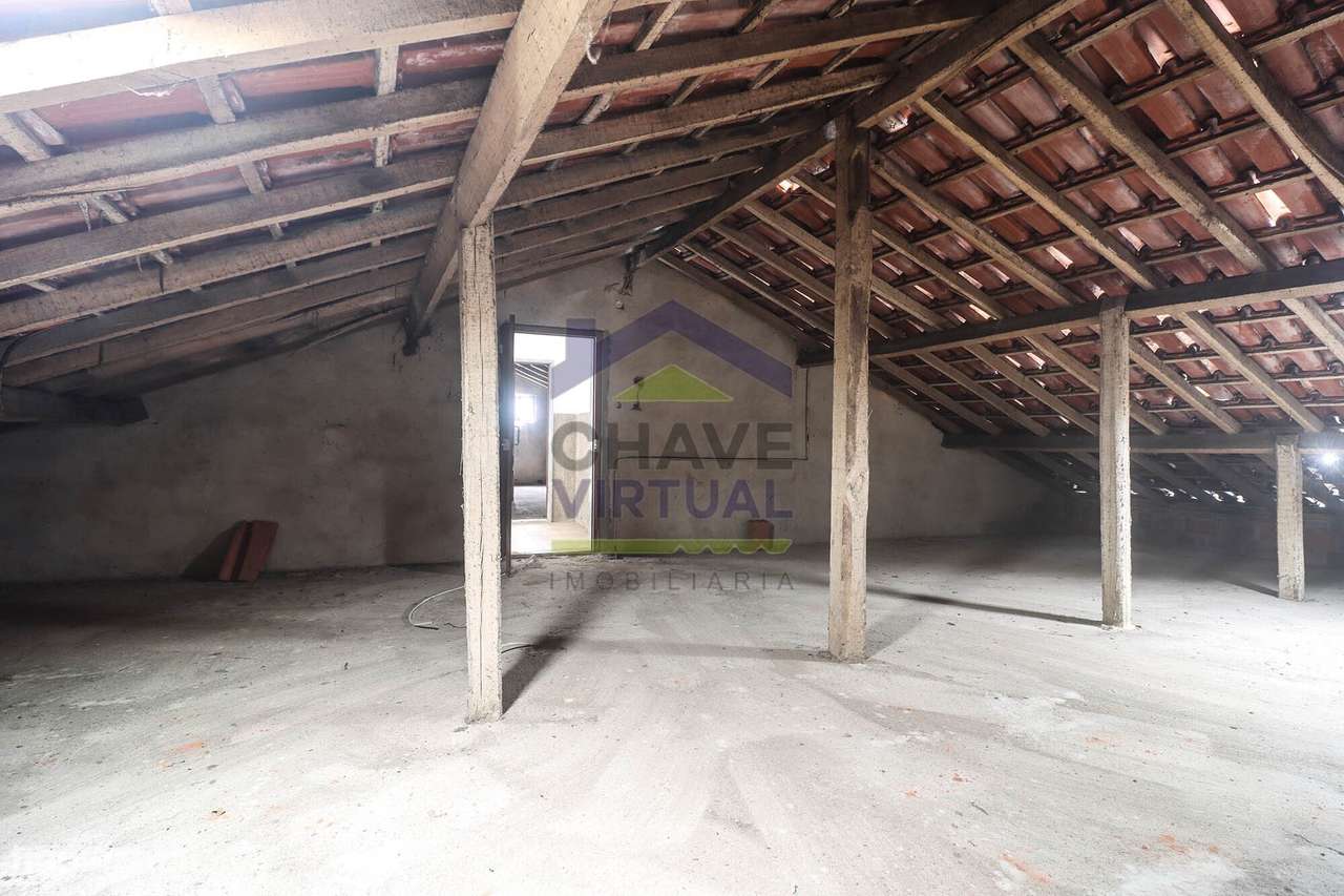 Moradia V4 com Quintal e Sõtão - Centro Bombarral-16