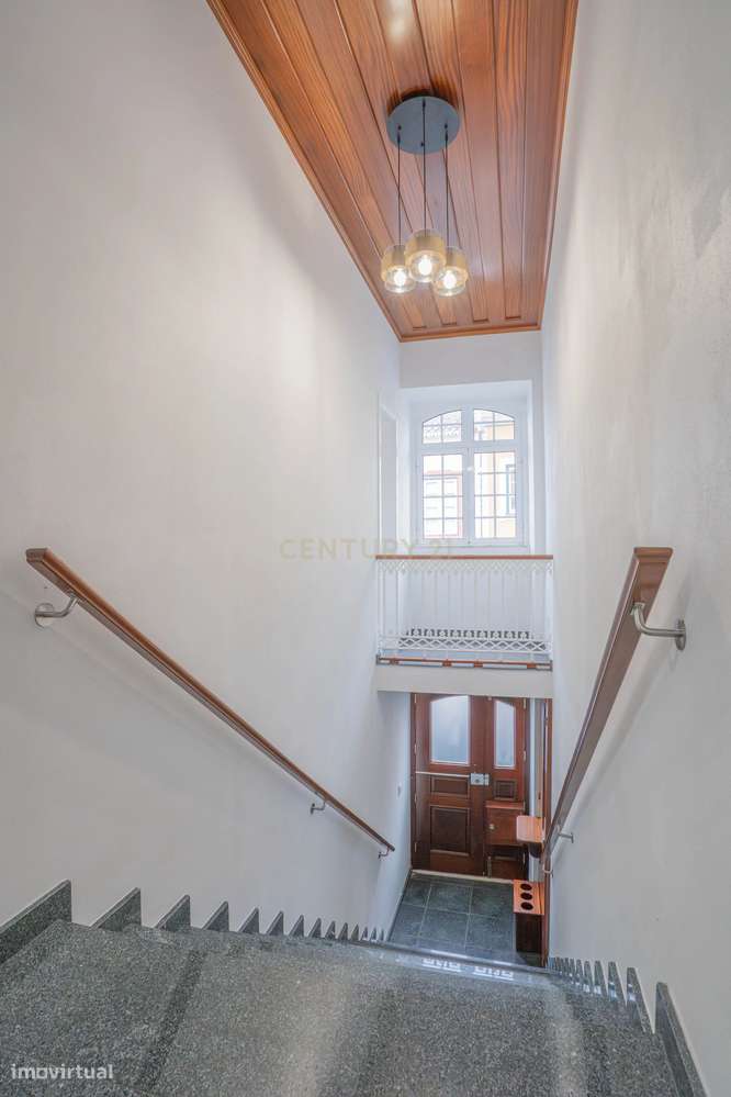 Oportunidade Única: T3 + T2 com Excelente Potencial-23