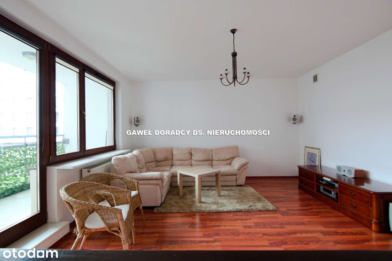 Nowoczesny budynek na Mokotowie.-0