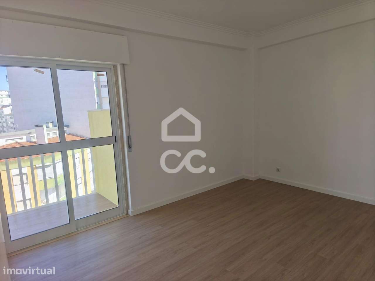 T3 Renovado com 3 Varandas na Amadora-3