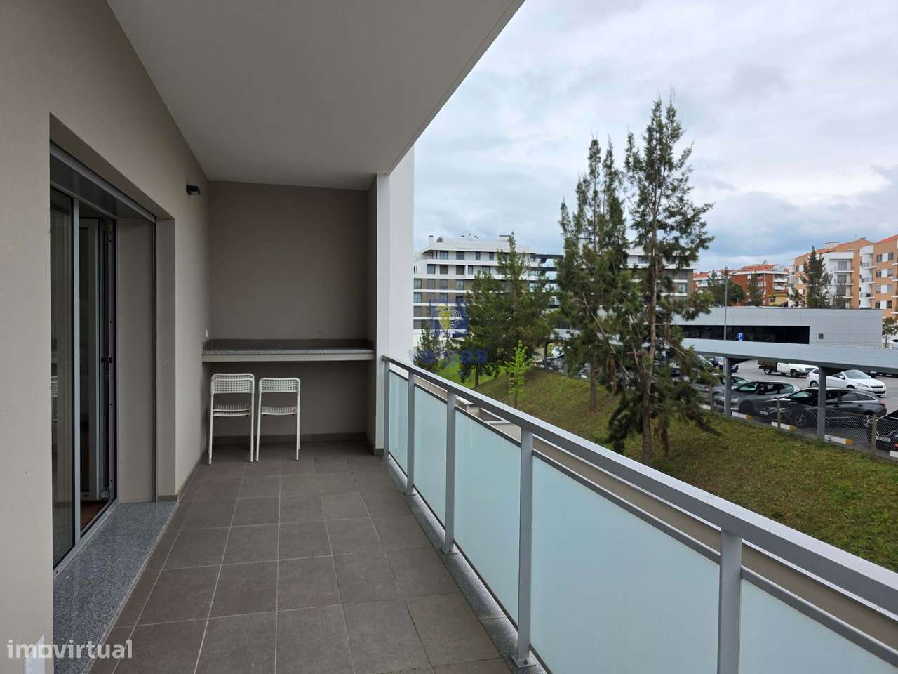 Apartamento semi-novo, T2, 2 WC, box p/ 2 carros e arrumos, em Leiria-11