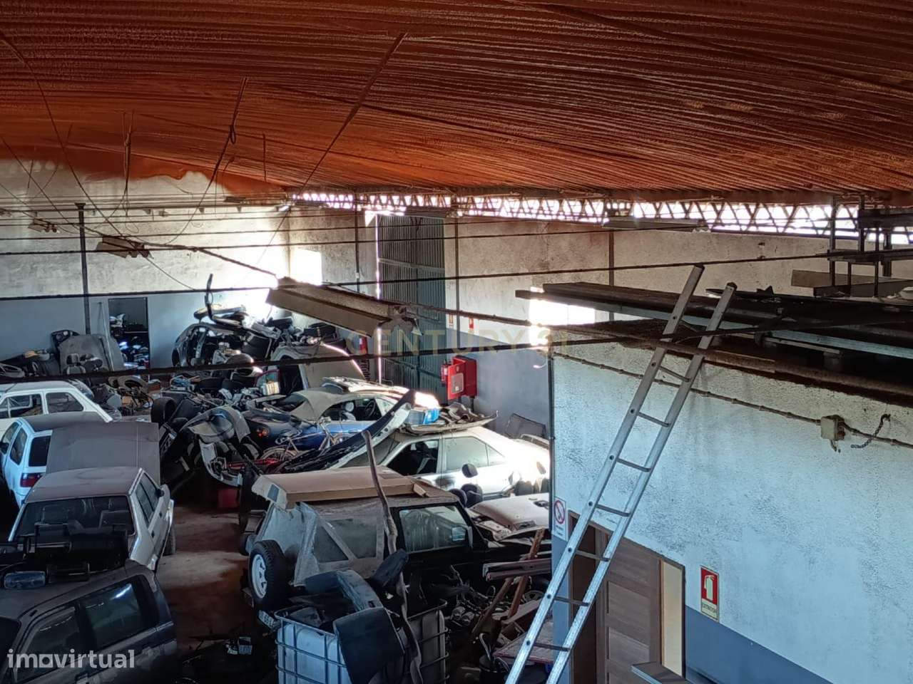 Armazém Industrial com Excelente Localização e Acessos – Vale da Avele-15