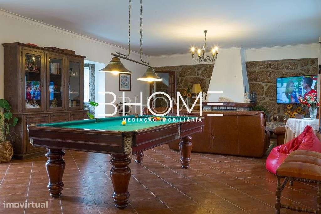 Propriedade com Casa em Pedra, T6, com piscina e campo de jogos-18