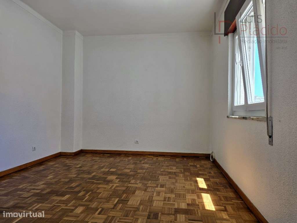 Moradia com 5 Quartos c/ Garagem + Anexo T1-26