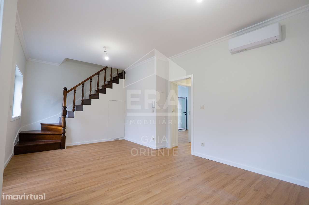 Moradia T3 Renovada junto à A1 nos Carvalhos-10