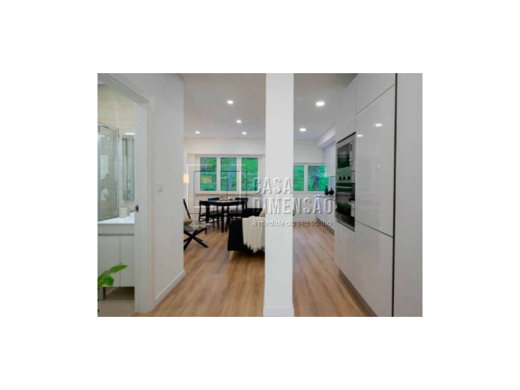 Apartamento de tipologia T2, mobilado e equipado em Benfica!! - Grande imagem: 2/37