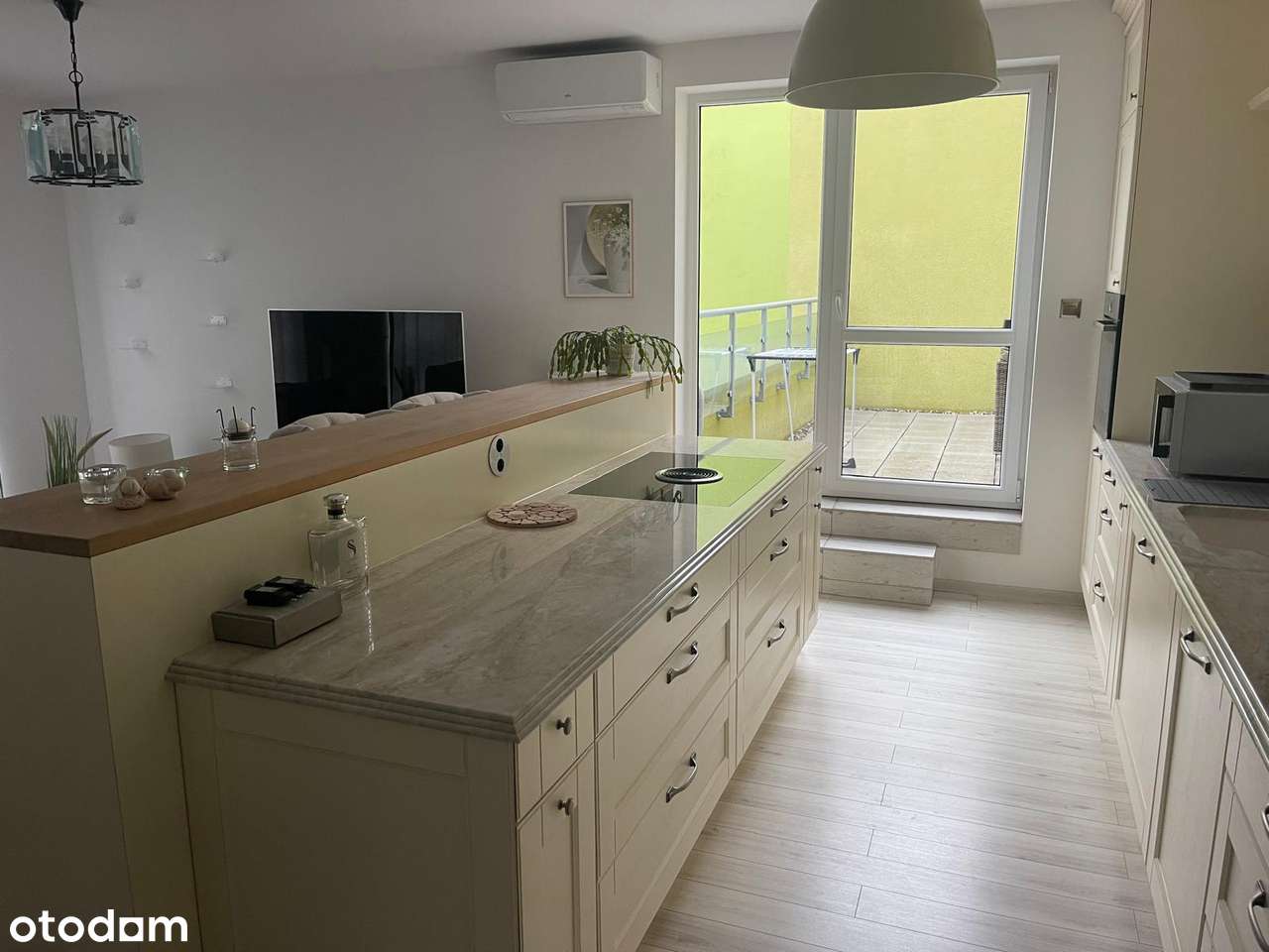 Stylowe mieszkanie z tarasem w centrum miasta-4