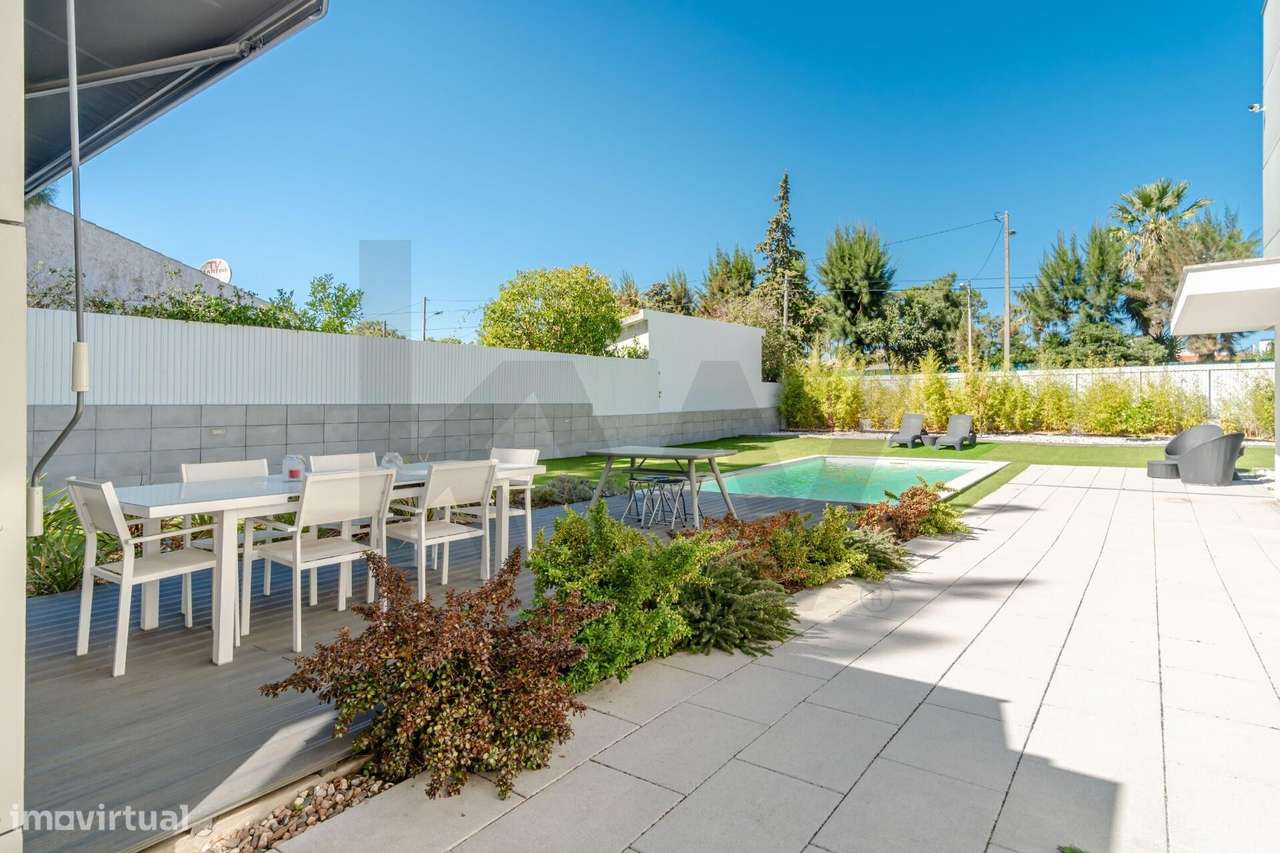 Moradia T4+2 com Piscina e Jardim em Marisol, Charneca de Caparica — 3-3