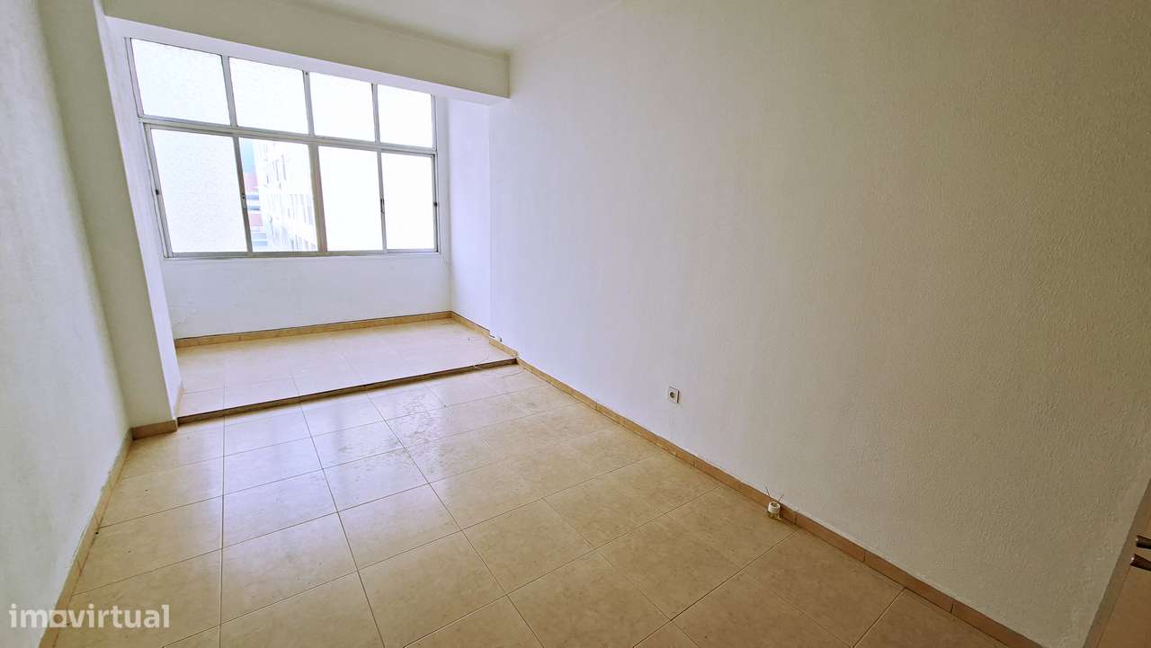 Apartamento T2 luminoso no Barreiro – 5.º andar com elevadore-3
