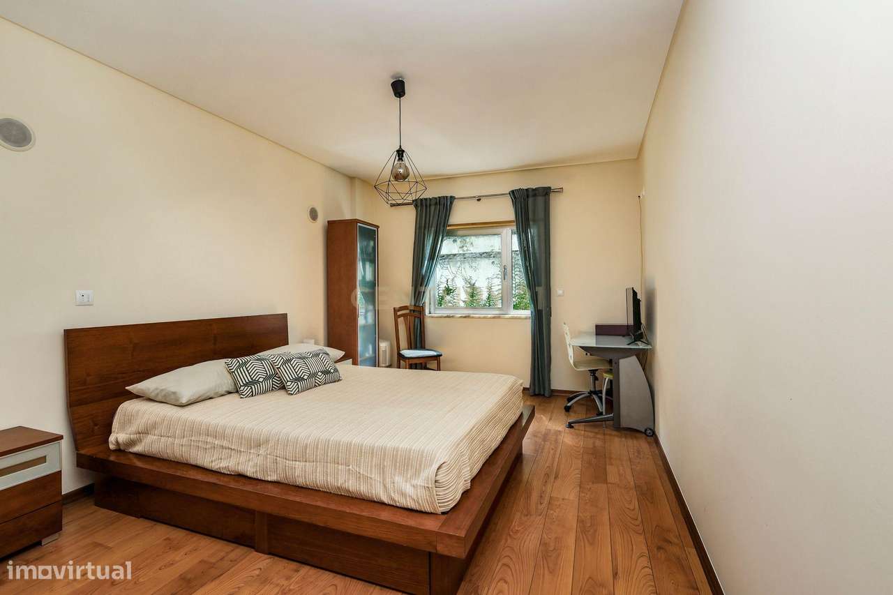 Apartamento T3 com vista panorâmica sobre o Jamor em condomínio fechad-10