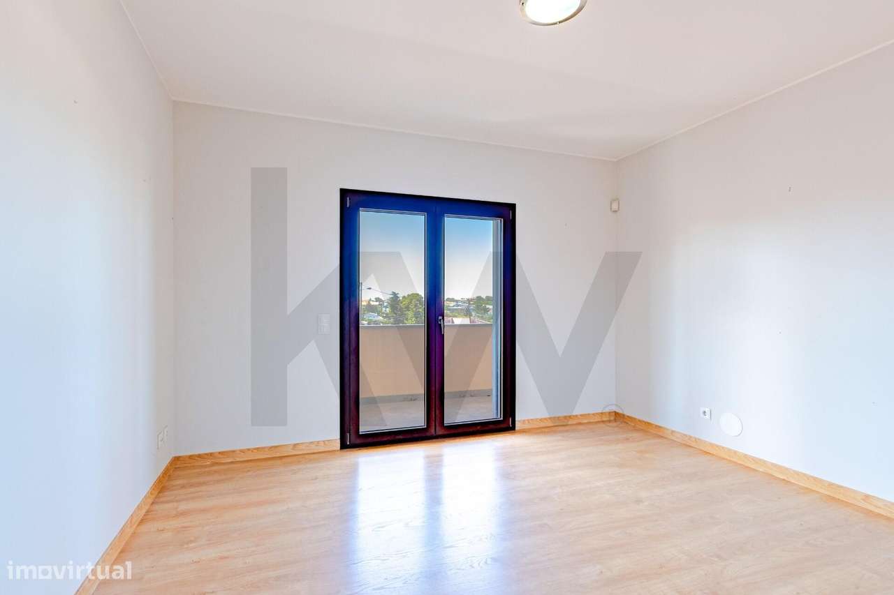 Moradia de sonho T4 com jardim, piscina e privacidade no coração de Ca-20