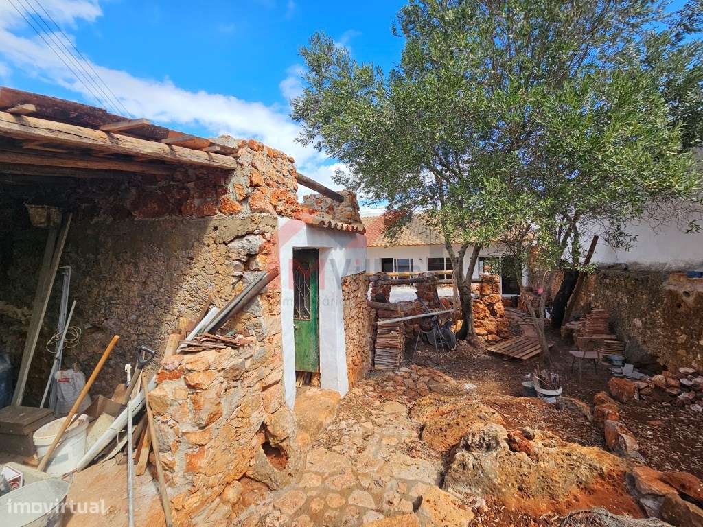 Moradia V2 + 1 recuperada em Alte - Loulé-26