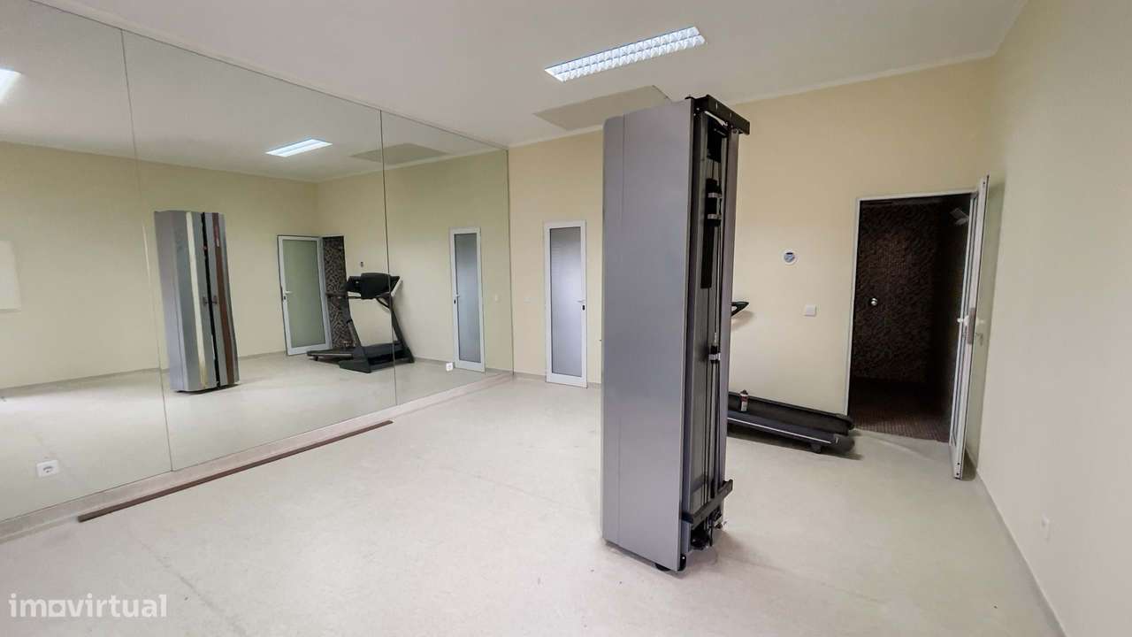 Luxuosa Moradia com 4 quartos localizada em Rosto do Cão - São Roque-40