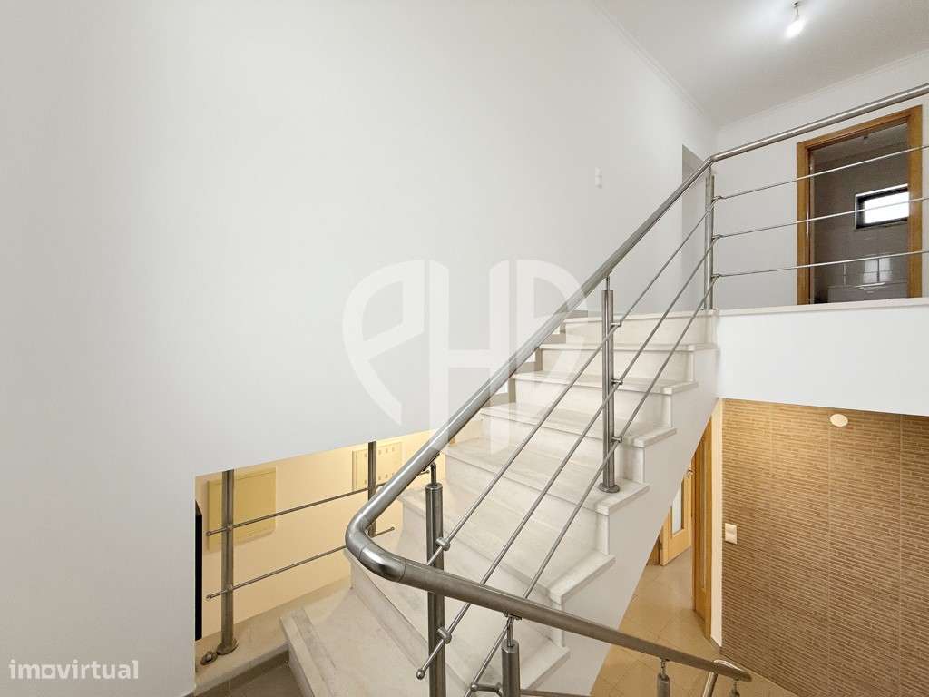 Exclusiva Moradia T5 de Arquitetura Contemporânea em Almada - Feijó-40