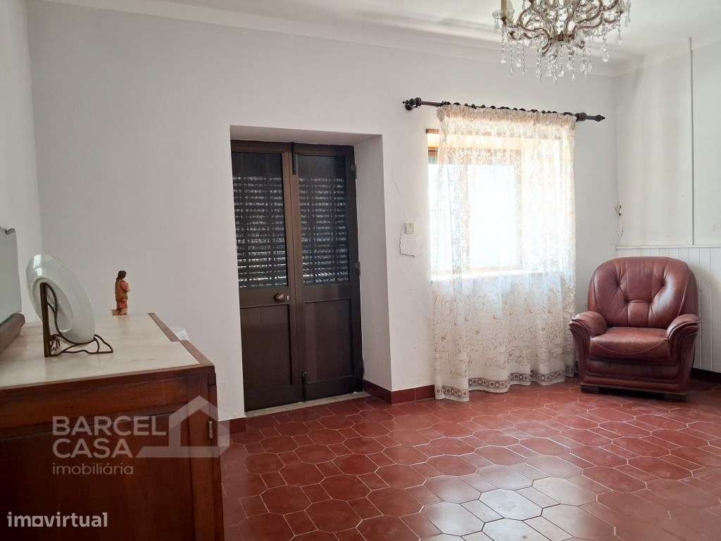 Oportunidade em Mujães: Moradia Térrea T3 com Potencial-4
