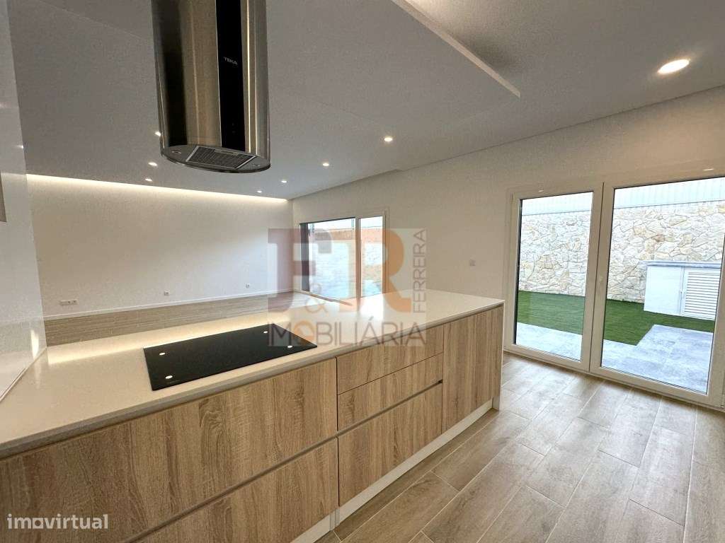 Moradia Duplex T3 com Pergúla Fernão Ferro-6