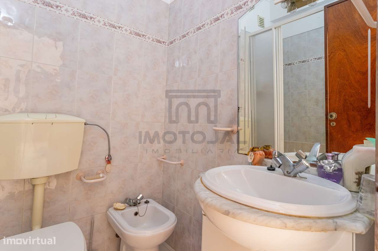 APARTAMENTO T2 (R/C) + POTENCIAL T0 INDEPENDENTE (CV) + QUINTAL-24