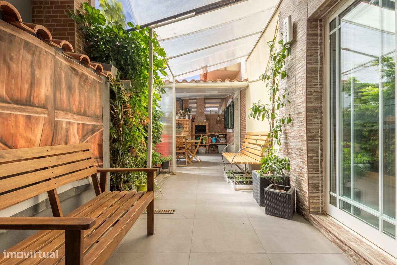 Moradia geminada de tipologia T3 com piscina, garagem e jardim-19